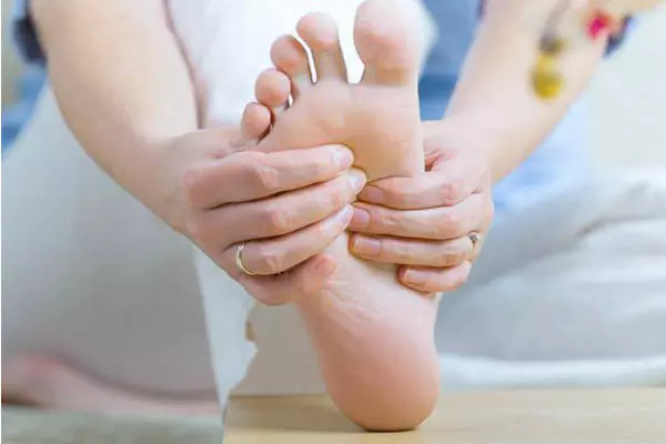 Tê bì, mất cảm giác là dấu hiệu của tổn thương thần kinh ở người bệnh tiểu đường
